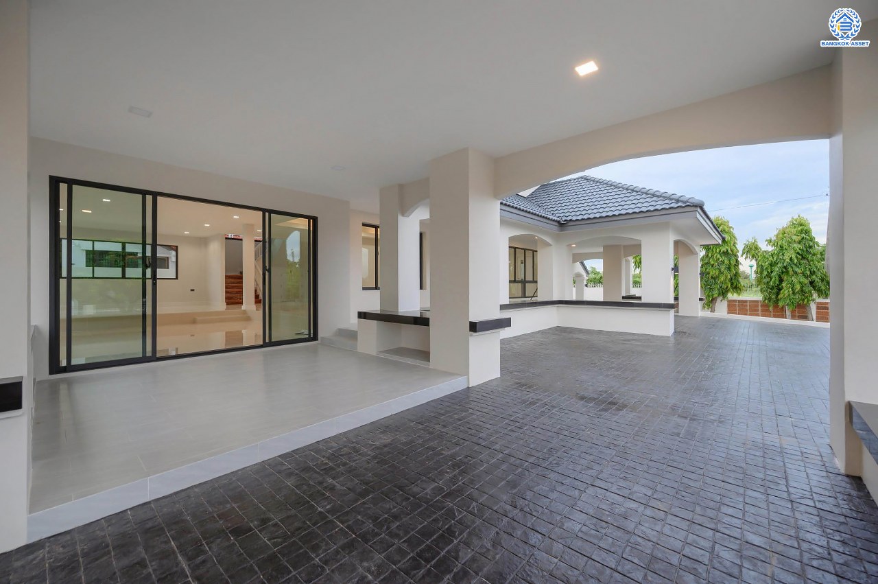 บ้านเดี่ยวฟิลคฤหาสน์มือสองตกแต่งใหม่ แบรนด์ LH ดีไซน์สุดหรูหรา โครงการ ลดาวัลย์ ปิ่นเกล้า เนื้อที่ 214 ตร.ว. บนพื้นที่ใช้สอยถึง 553.48 ตร.ม. ฟังก์ชันจัดเต็ม 4 ห้องนอน 5 ห้องน้ำ 1 ห้องอเนกประสงค์ 1 ห้องแม่บ้าน จอดรถได้ถึง 2 คัน ทำเลติดถนนบรมราชชนนี เชื่อมต่อหลายเส้นทาง ใกล้มหาวิทยาลัยมหิดล และเซ็นทรัลศาลายา